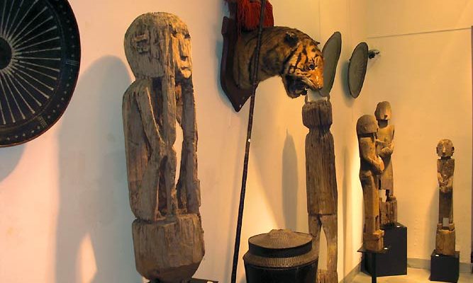 Statues et totems funéraires traditionnels de Ratanakiri
