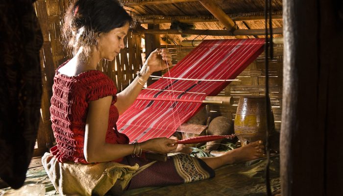 Artisane de Ratanakiri en train de tisser